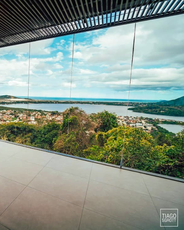 A Lagoa da Conceição vista pelo vidro do salão, em Florianópolis