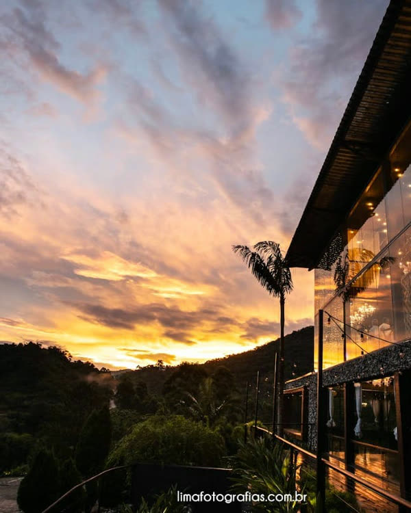 Poente sobre o pavilhão de vidro, em Itapema