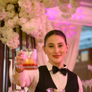 Bar da casa servindo