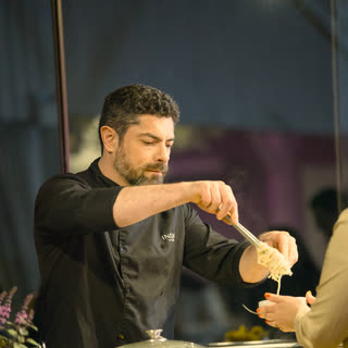 Chef da casa servindo no balcão